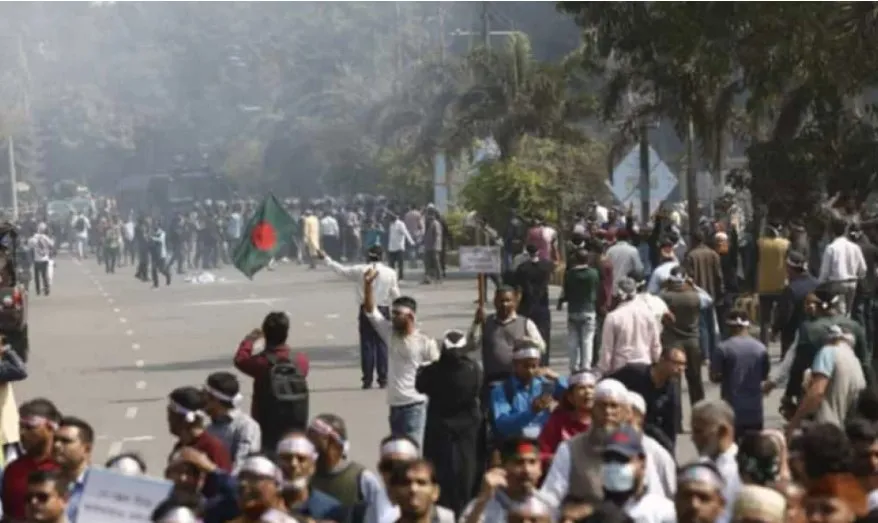 পে-স্কেলের দাবিতে যমুনা অভিমুখী মিছিলে লাঠিচার্জ, আহত ৩২